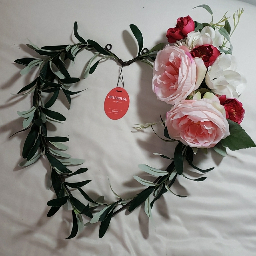 NWT heart shape metal wreath with faux flowers - Picture 1 of 1